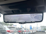 【スマートリヤビューミラー】後席の大きな荷物や同乗者で後方が確認しづらい時でも安心!カメラが撮影した車両後方の映像をルームミラー内に表示。クリアな視界で状況の確認が可能です!