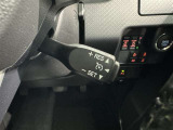 クルーズコントロール機能が付いています。 速度を設定するとアクセルを踏まなくても一定の速度で走ることができます。  高速道路ではとても便利な装置なんです。