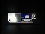 後退時には、リヤの4つのセンサーが障害物を検知し、必要に応じてブレーキが作動するよう設計されています。サイドビュー映像も表示され、周囲を確認しやすく、見えにくいガレージへの車庫入れも安心です。