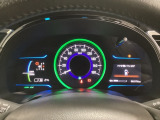 ハイブリット車専用のメーターです。中央のスピードメーターより左右のサブデスプレイで燃費や動力伝達などの情報が見れるようになっています。