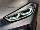 【LEDヘッドライト】先進のLEDテクノロジーを採用。放射される白色光の周波特性は太陽光に近く、バイキセノン・ヘッドライトを上回るコントラストで更に明るく輝きます!