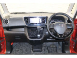 操作性に優れた運転席となります!小物入れや各ボタンの配置にこだわり、使いやすいです!座り心地もよく視認性も良好なのでロングドライブもお任せ下さい!