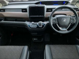 操作性に優れた運転席となります!小物入れや各ボタンの配置にこだわり、使いやすいです!座り心地もよく視認性も良好なのでロングドライブもお任せ下さい!