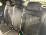 シートは適度な硬さによって長時間の運転でも疲れにくいと定評があります。国産車とは全く違った座り心地ですが、長年培われた欧州の椅子文化をご体感ください。