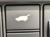 【パワーバックドア】スマートキーや運転席のボタンを押すだけでリアゲートが自動で開閉します!荷物を持っている時や、高い位置にあるバックドアを閉める際に便利な機能です♪