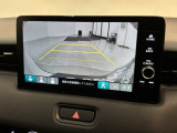 リバースギアに入れるだけで後方の表示へ切り替わります。夜間や雨の日の駐車も楽になりますよ。