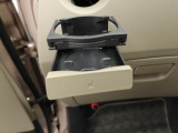 カップホルダーは運転席や助手席からちょうど手の届く位置です!!