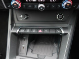 フロントセンターコンソール近くに携帯電話を置くと、ワイヤレスで充電できます。