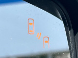 【リヤビークルディティクション】走行中、ドアミラーの死角になりやすい箇所に後続車が接近するとサイドミラー付近に警告を表示、ドライバーに注意喚起と、万一の際はハンドル操作をアシストをします。