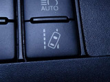 レーンディパーチャーアラートとは車線または走路からの逸脱の可能性を警告すると共に、車線または走路からの逸脱を避けるためのハンドル操作の一部を支援する機能です。詳細は販売店スタッフまでおたずねください。