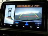 【全周囲モニター】車を上空から見下ろしたような映像をカーナビ画面に映し出し、車庫入れや縦列駐車をサポートしてくれます。