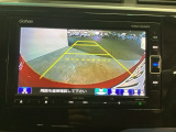 バックギアに入れますとご覧のような画像に自動的に切り替わります。車庫入れ時に役立ちます。