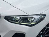 LEDヘッドライト。先進のLEDテクノロジーを採用。照射される白色光の周波特性は太陽に近く、バイキセノンヘッドライトを上回るコントラストでさらに明るく輝きます。悪天候の日でも優れた視認性を発揮します。