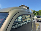 見落としがちな屋根もチェック。色ムラ・小キズ・へこみの有無や装備(ルーフレール等)も確認可能。
