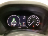 ハイブリット車専用のメーターです。右側の大型スピードメーターに加え、ステアリングスイッチを使って左のマルチインフォメーション・ディスプレイで燃費や動力伝達などの情報が見れるようになっています。