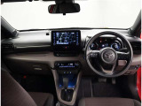 デザインもよく、居心地のよい運転席ですね。分かりやすいスイッチ類ですから操作もしやすく運転をサポートします。ぜひご来店いただき、実際にお座りいただいてステアリングを握ってみてください!