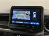 リバースギアに入れるだけで後方の表示へ切り替わります。夜間や雨の日の駐車も楽になりますよ。
