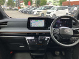 すっきりした運転席周りにはナビやエアコンの操作パネルを設置しておりますので、お一人での運転でもご安心できます。