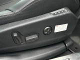 運転席はシートメモリ付き電動シートになっております。より細かいシートポジションの調整が可能です。