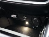 小物の収納に便利なセンタートレイには携帯等のデバイスの充電可能なUSB出力電源付です。