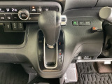 シンプルでとても使いやすいインパネシフトに、パーキングブレーキは、フットブレーキタイプです。