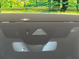 【i-ACTIVESENSE】走行中に前方の車両等を認識し、衝突しそうな時は警報とブレーキで衝突回避と被害軽減をアシスト。より安全にドライブをお楽しみいただけます。