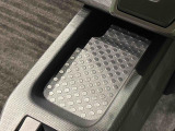スマートフォンなどがスッキリ置けるセンターコンソールトレイです