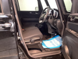 運転席は、大きな座面と包み込むような背もたれがドライバーの身体全体をしっかり支えます。上質なシート素材と座り心地のよいクッションを採用し、長時間の運転やコーナーの多い道も快適です。