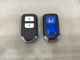 スマートキーを装備しています。鍵を差し込むことなくドアロックの開け閉めと、スタートボタン操作でのエンジンスタートができます。スペアキーも同じものを用意しております。