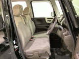 女性でも運転がしやすいように、シートの高さ調整機能(シートリフター)がついています。運転席と助手席の間が空いている為、助手席側への移動がスムーズです。交通量の多い道でも助手席側から乗り降りができます。
