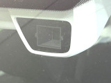 【アイサイトVer2】前方の車両等を検知し、衝突しそうな時は警報で注意を促し、ブレーキを踏む力をサポート。ブレーキを踏めなかった場合は衝突被害軽減ブレーキが作動、衝突回避をサポートします。