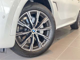 BMW純正アロイホイールはモデルやパッケージに合わせてデザインされています。洗練されたデザインで、足元の個性を引き立てます。