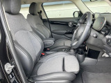 ●前席:ゆったりとしたドライバースペースで、長時間の運転でも快適にお過ごしいただけます。