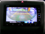 バックカメラの画像です。ガイドラインがスムースな車庫入れをサポートいたします。車庫入れの安心感がアップしますね。