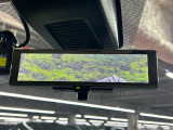 【インテリジェントルームミラー】後席の大きな荷物や同乗者で後方が確認しづらい時でも安心!カメラが撮影した車両後方の映像をルームミラー内に表示。クリアな視界で状況の確認が可能です!