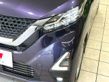 【LEDヘッドライト】悪天候や夜間走行時も良好な視界を確保し安心して運転できる高輝度LEDヘッドライトを装備!点灯速度が早く、消費電力も抑えられています。