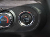 スマートキー装備車なので、キーを取り出さなくてもエンジン始動が可能です。