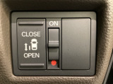左側電動スライドドアは運転席からでも操作ができるように、ハンドル付近に開閉の操作スイッチが付いています。