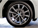 【BMWアロイホイル】軽量かつ強度に拘ったアロイホイル。走行性能ポテンシャルを引き出す設計。車の足元を引き締めてくれる大きなポイントはアロイホイルです。