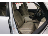 【運転席】ベージュ基調のインテリアにレザーシート(合皮※メーカー基準)。パワーシートでお好みの位置に座席を設定可能です。シートヒーター・ベンチレーション・フロアマット付です。