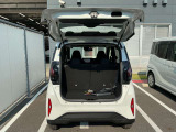 バックドアは大きく開きます。定員乗車時でも十分広いラゲッジスペースを確保しています