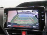 車両後方の映像を映すバックモニター。進路を確認しながら安全に車庫入れできます。
