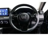 運転中もハンドルでの操作が可能です。特に高速道路等の目が離せない運転時には、便利さだけでなく、安全性も兼ね備えております。