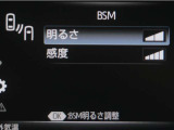 隣車線を走る車両をレーダーで検知し、ドアミラーでは確認しにくい後側方エリアに存在する車両に加え、急接近してくる車両も検知します。車両を検知するとドアミラーに搭載されたLEDインジケーターが点灯します。