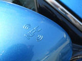 【NFCカードキー】 NFCカードキーを運転席側ドアミラーにかざすと、ドアの開錠/施錠が可能。そのまま乗車して車両始動も可能です。(※SEALを除く)