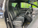 運転席まわりには十分なスペースがあり、大柄な方でもゆったり運転していただける環境です。