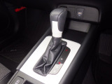手に馴染むフロアシフトで、運転がさらに直感的で快適に。スタイリッシュなデザインとスムーズな操作感が、毎日のドライブをもっと楽しくします