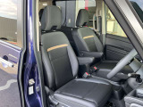 運転席と助手席はアームレストがついていますのでゆったりお座りになられます。