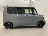 限られたスペースでも、スライドドアなら開閉がスムーズ!隣の車や壁にぶつかる心配がありません。