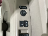 狭い駐車場で便利な電動格納ドアミラーが付いています。